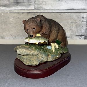 Bear eating fish decor